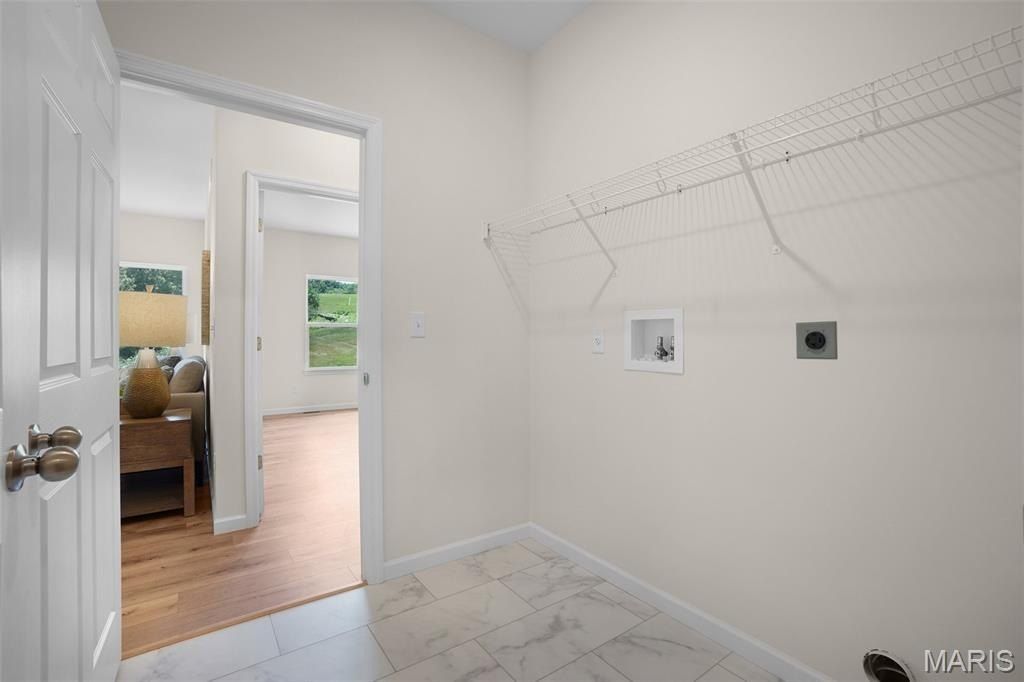 2337 Fiddlers Close Road. Washington, MO 63090