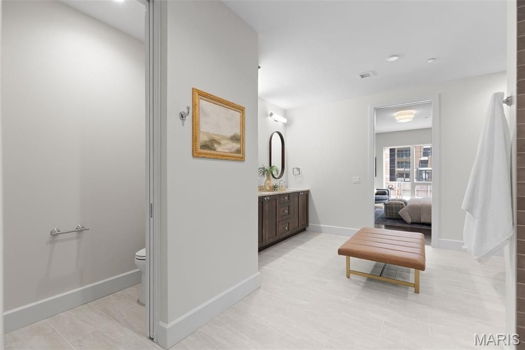 8250 Forsyth Boulevard. Clayton, MO 63105