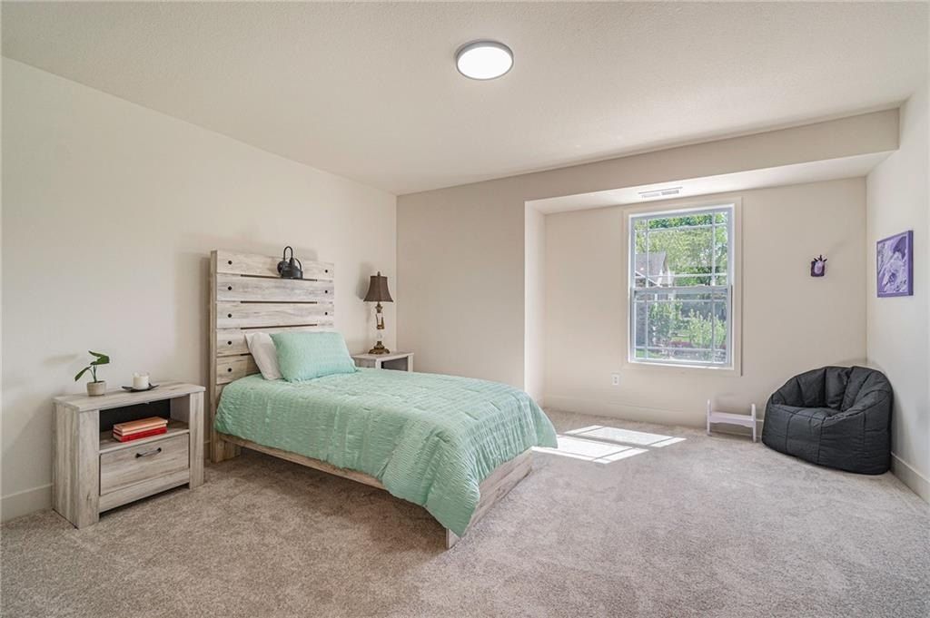 7044 Glenn Lane. Parkville, MO 64152