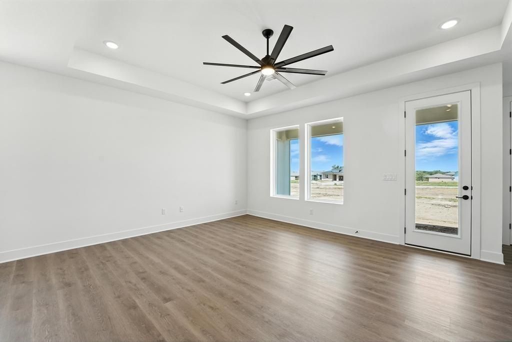 1611 Nw 105Th Terrace. Kansas City, MO 64155