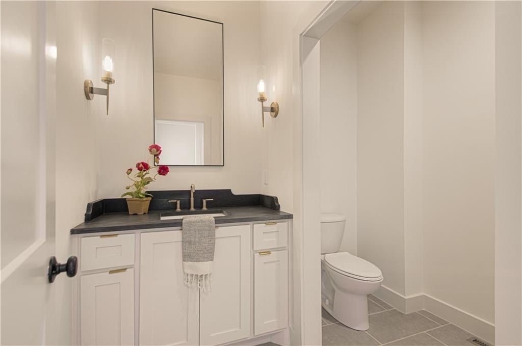 2150 Nw Scenic View Drive. Riverside, MO 64150