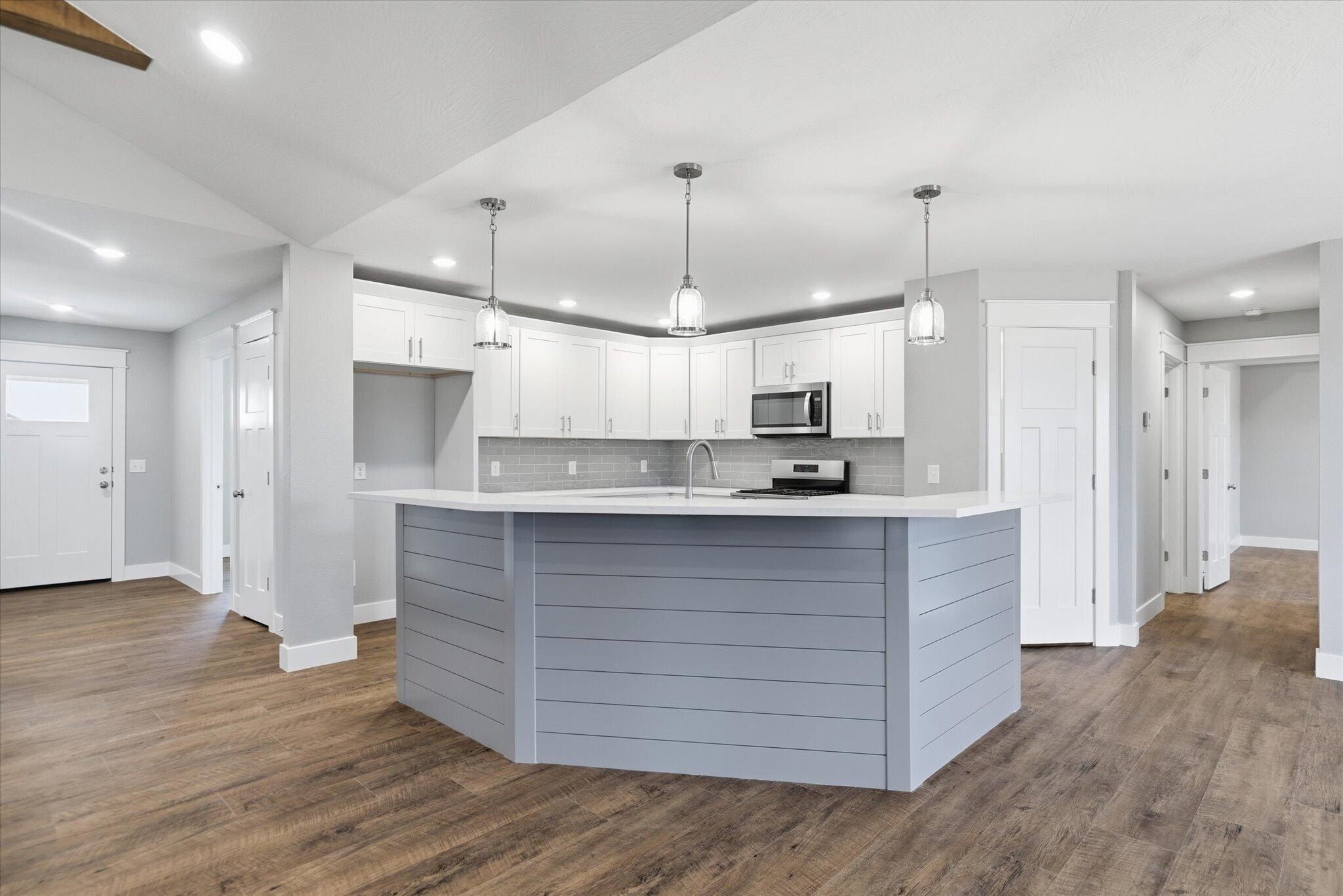 1382 N Collins Drive. Republic, MO 65738