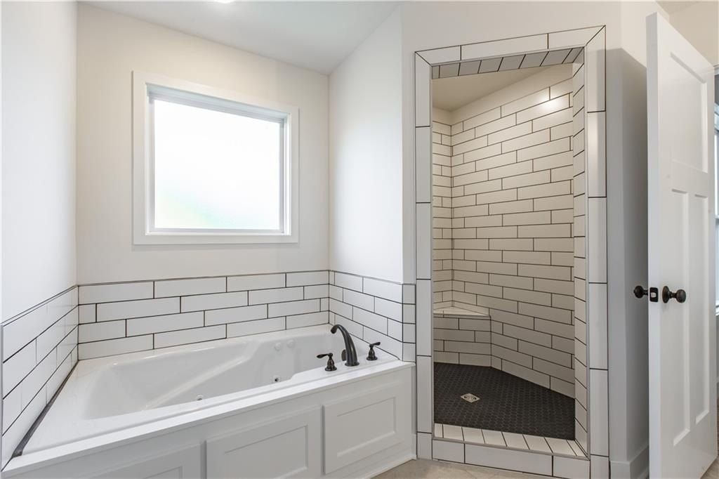 7360 Nw Clore Drive. Parkville, MO 64152