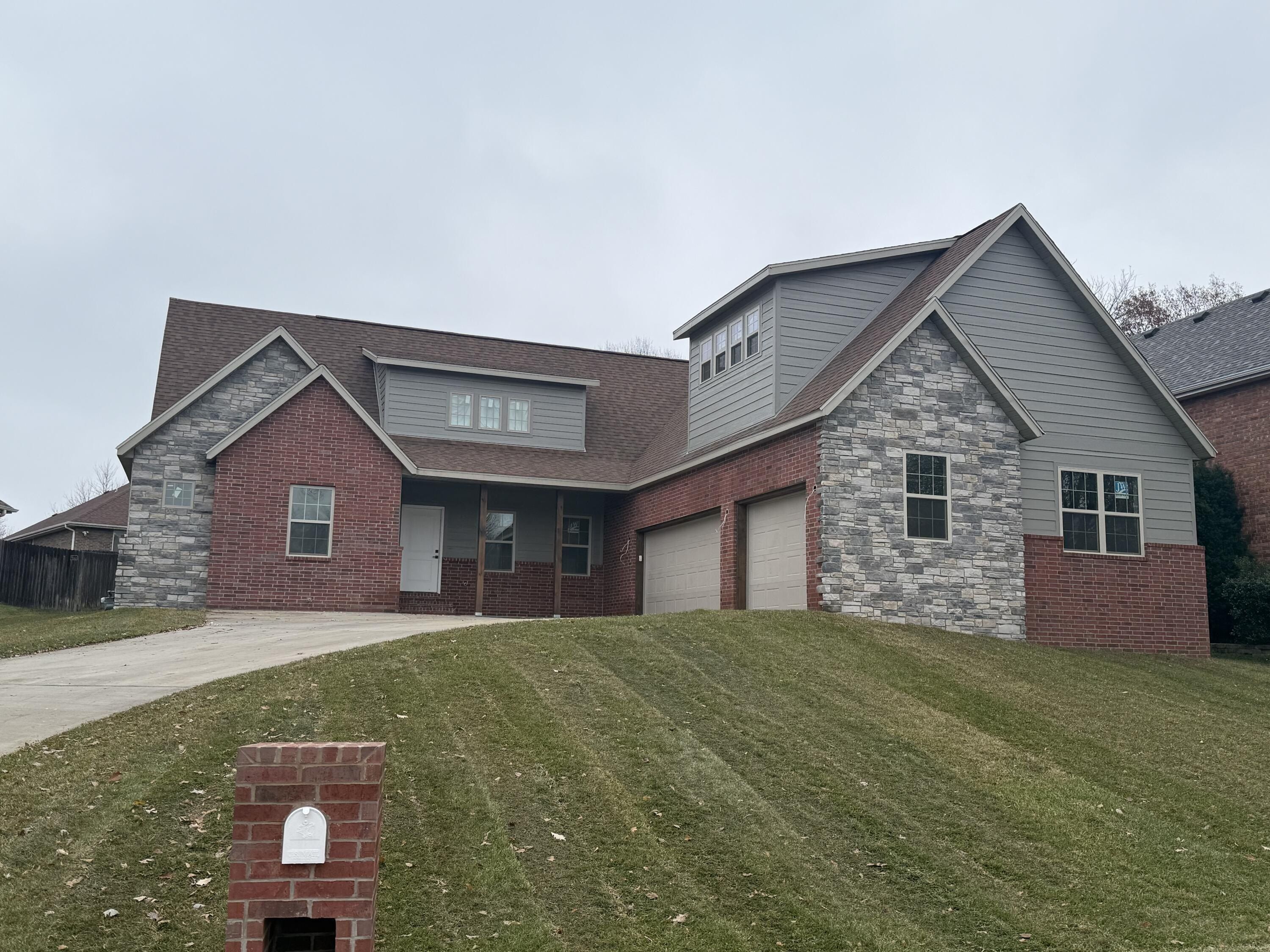 3334 S Saratoga Avenue. Springfield, MO 65804