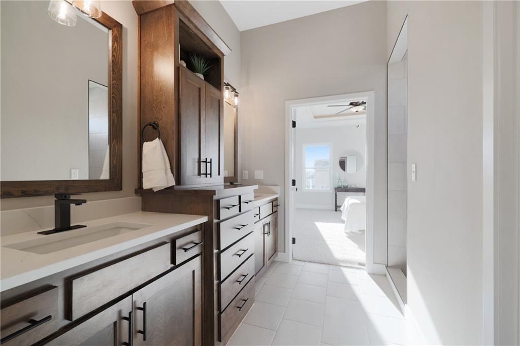 2368 Ne Colonnade Avenue. Blue Springs, MO 64029