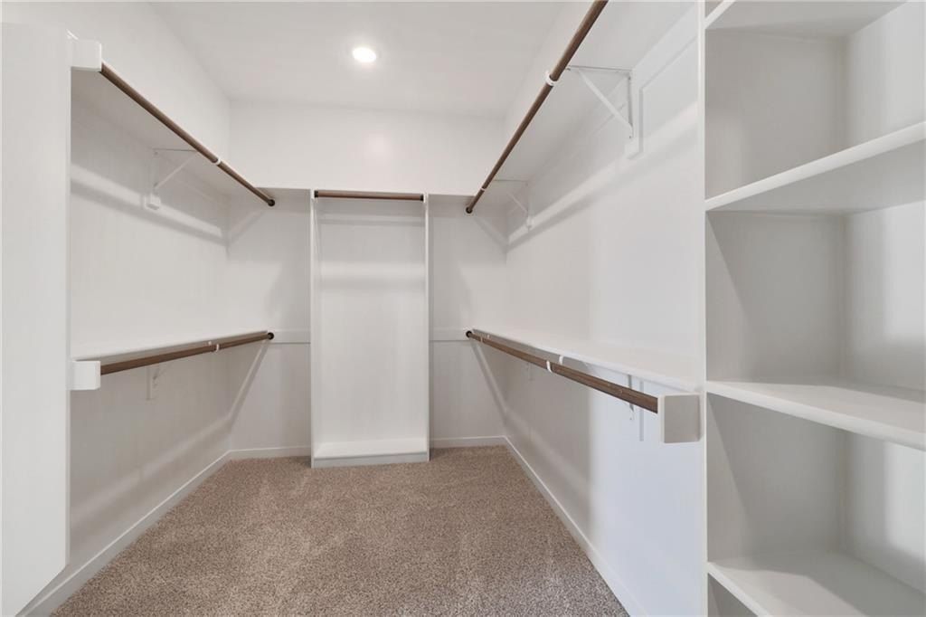 2368 Ne Colonnade Avenue. Blue Springs, MO 64029