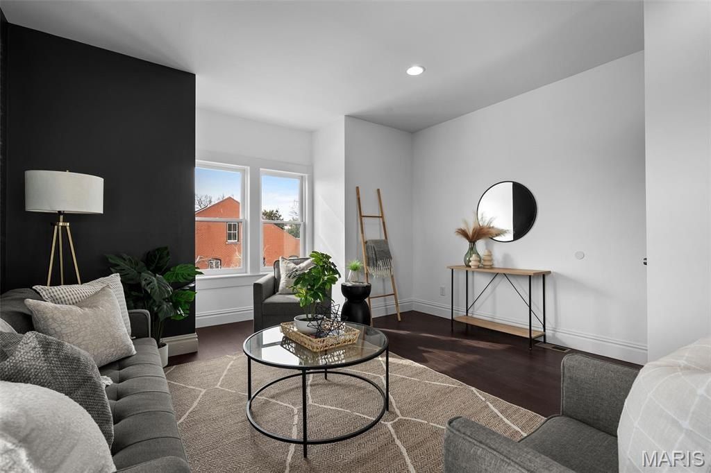 1027 Lami. Saint Louis, MO 63104