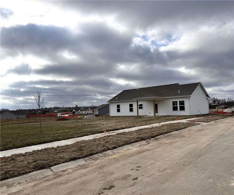 1302 Ne Sequoia Court. Oak Grove, MO 64075