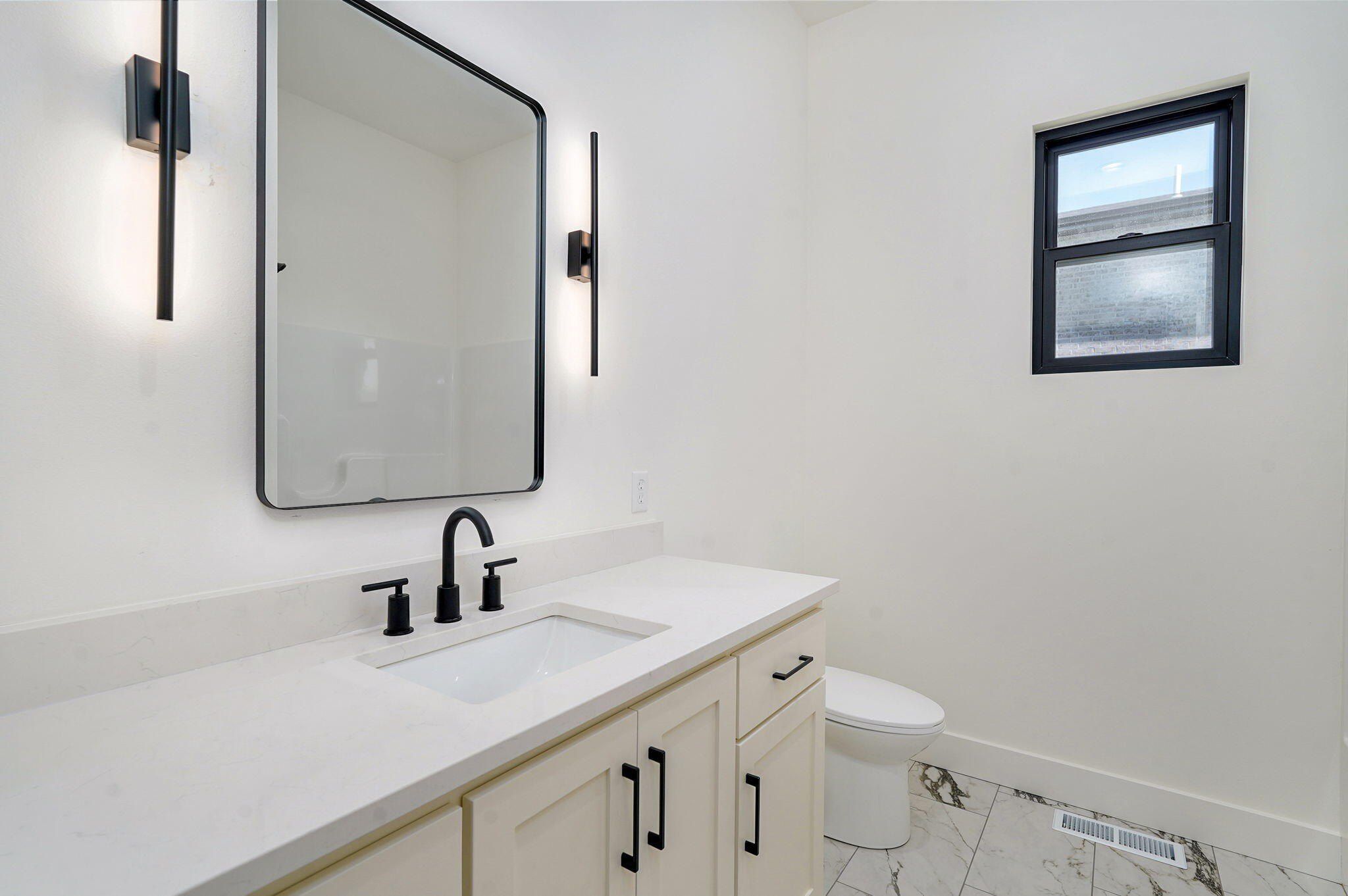 1676 E Cobblestone Drive. Ozark, MO 65721