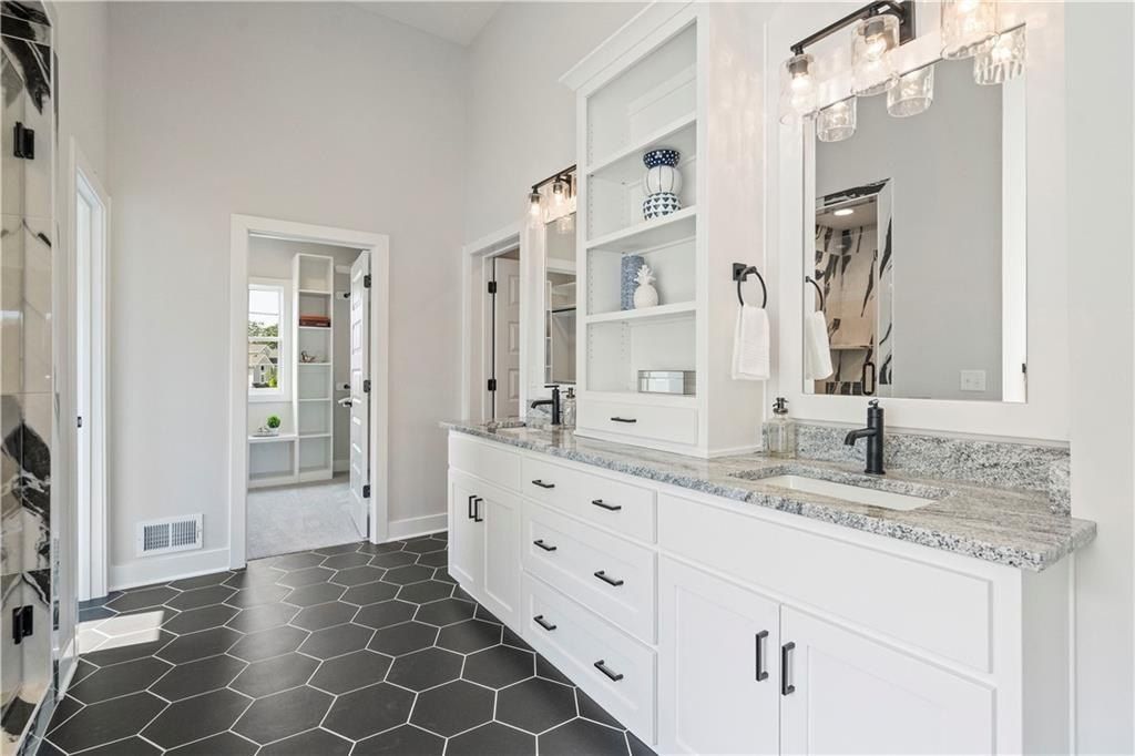 4746 Nw Sienna Ridge. Riverside, MO 64150