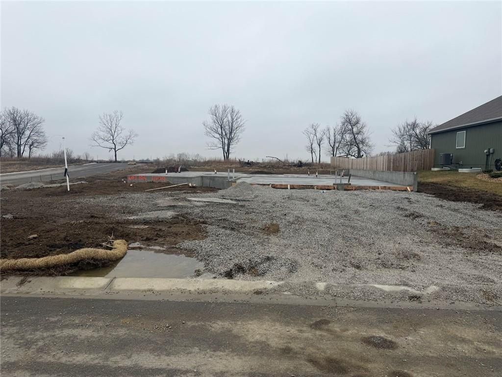 11109 E 209Th Street. Peculiar, MO 64078