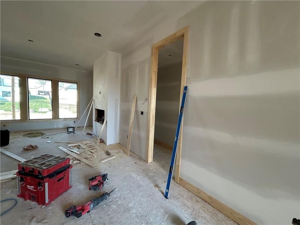 2605 Ne Crestview Street. Blue Springs, MO 64029