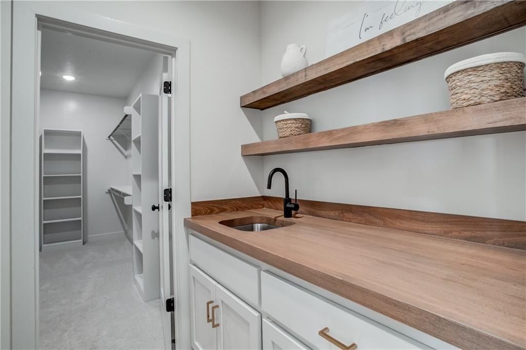 2604 Ne Crestview Street. Blue Springs, MO 64029