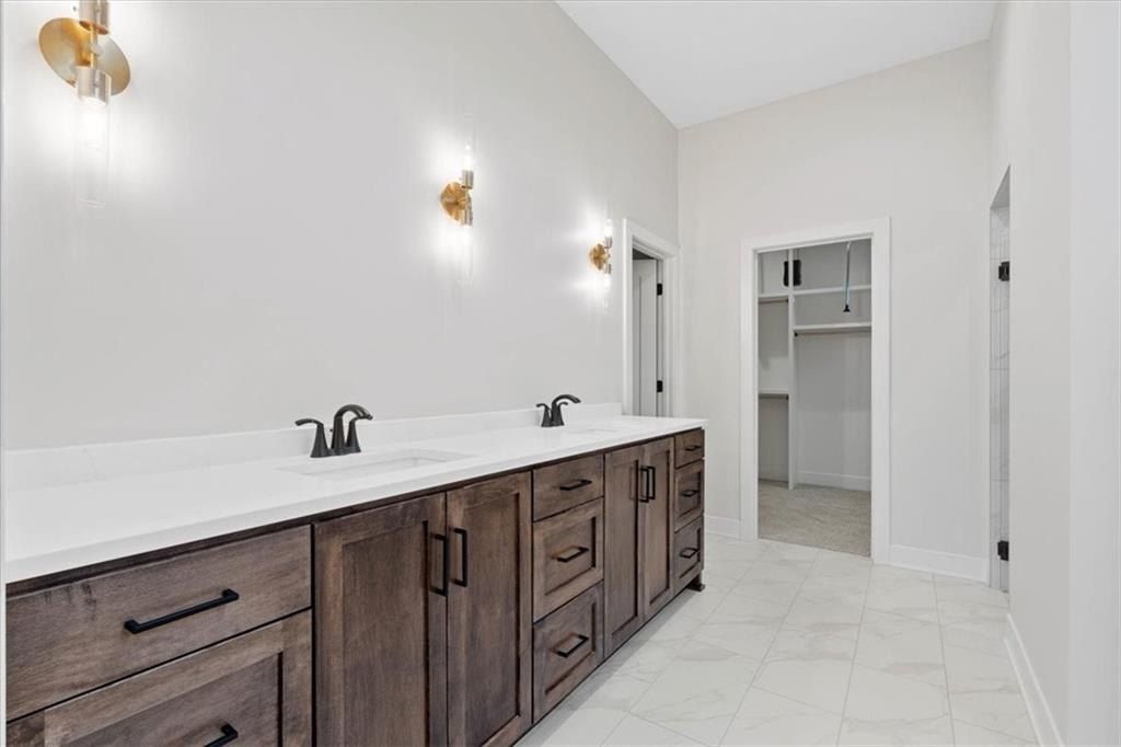 4800 Nw Huonker Court. Riverside, MO 64150