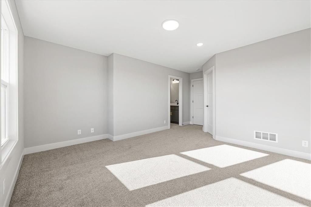 4705 Nw Sienna Ridge. Riverside, MO 64150