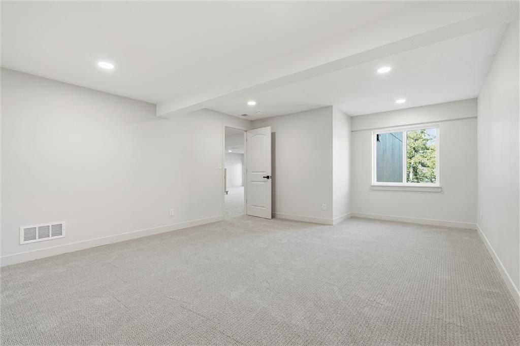 1412 Ne Ernest Way. Lees Summit, MO 64086