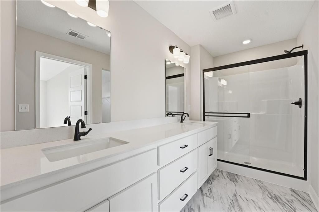 1157 Se Cronin Drive. Lees Summit, MO 64081