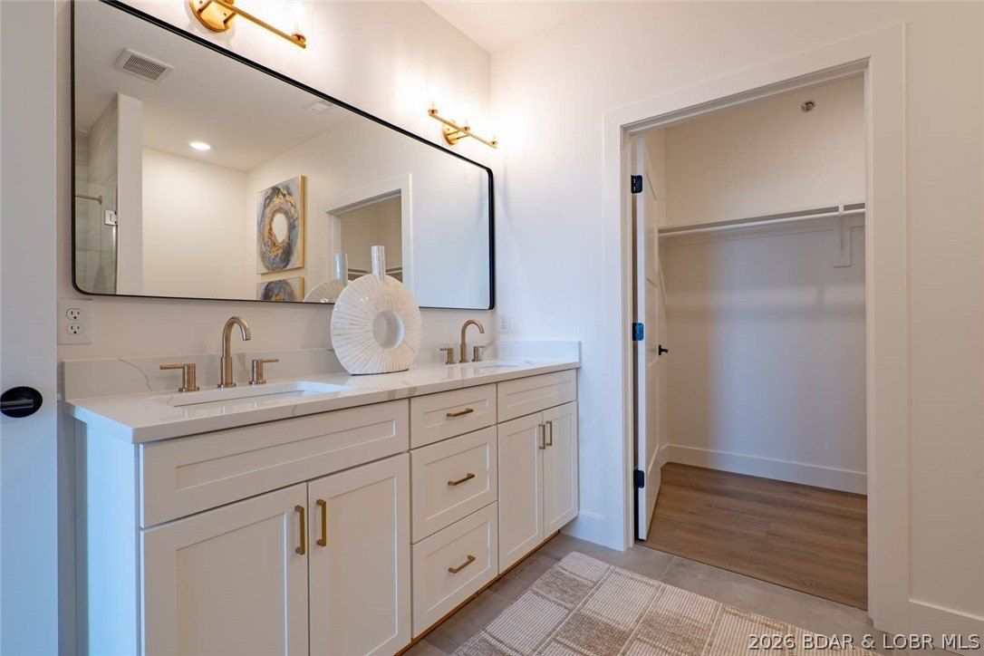 4925 Robins Circle. Osage Beach, MO 65065