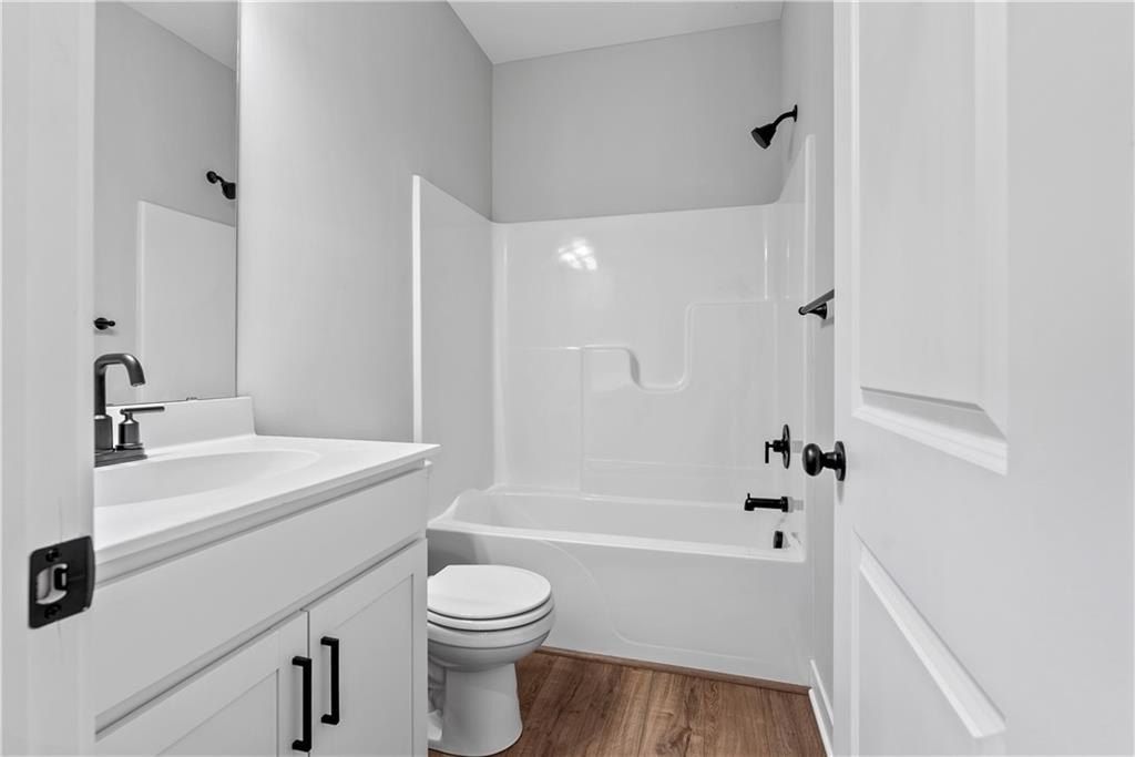 404 Sw Hawthorne Lane. Blue Springs, MO 64014