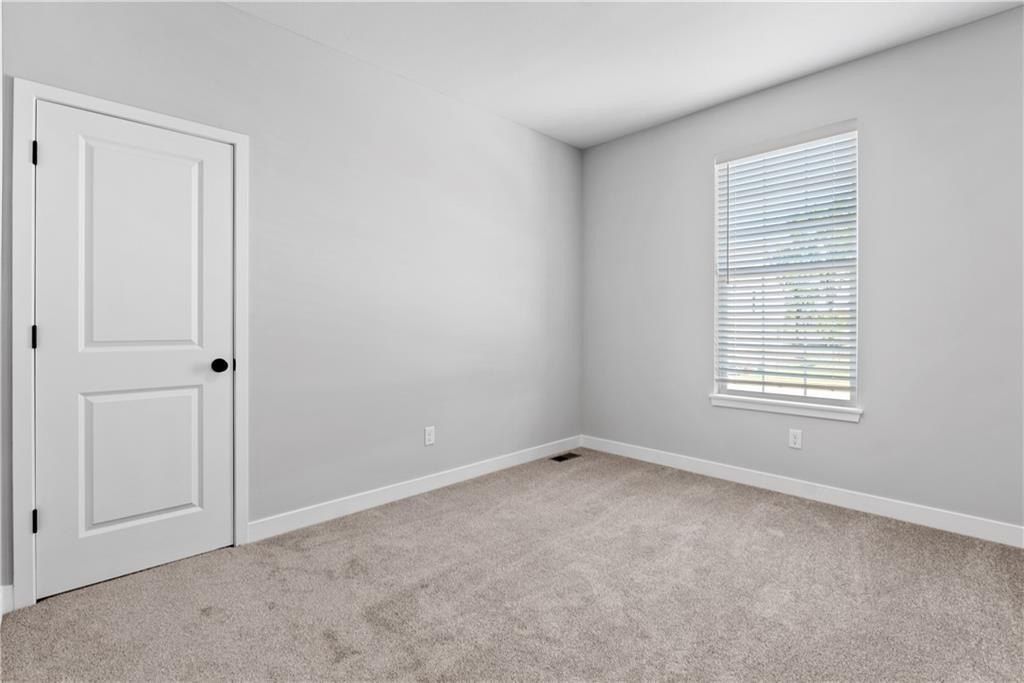 404 Sw Hawthorne Lane. Blue Springs, MO 64014