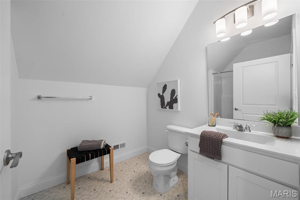 5120 Wicklow Place. Saint Louis, MO 63111