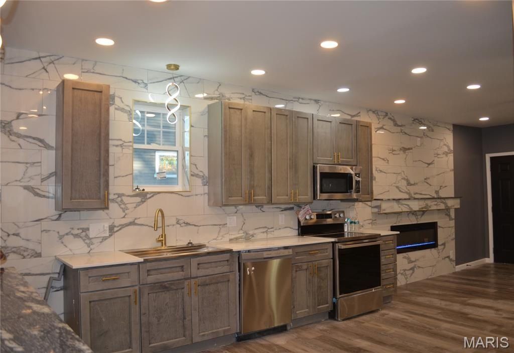 5381 Bermuda Drive. Saint Louis, MO 63121