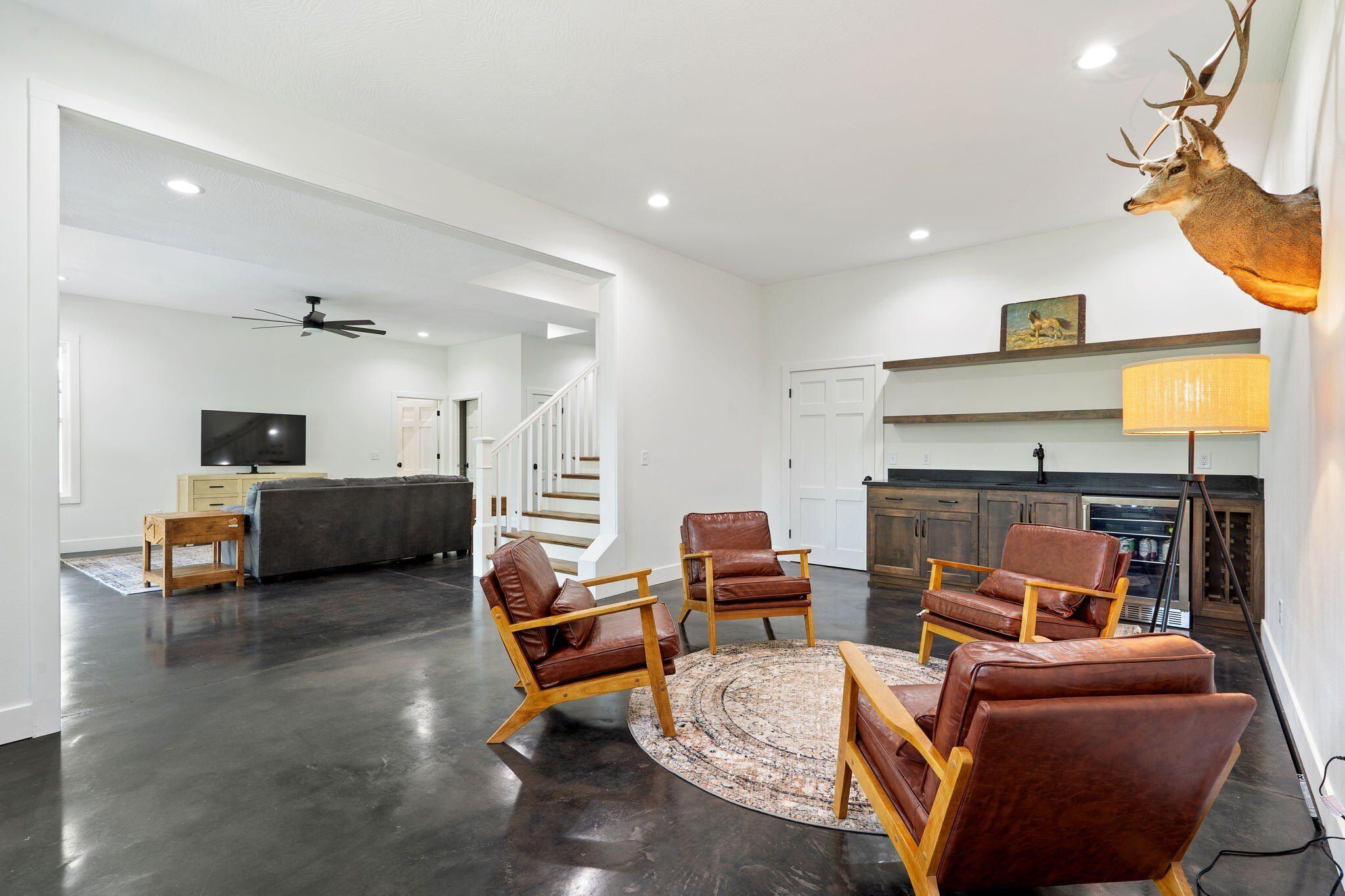 893 Hidden Springs Lane. Reeds Spring, MO 65737