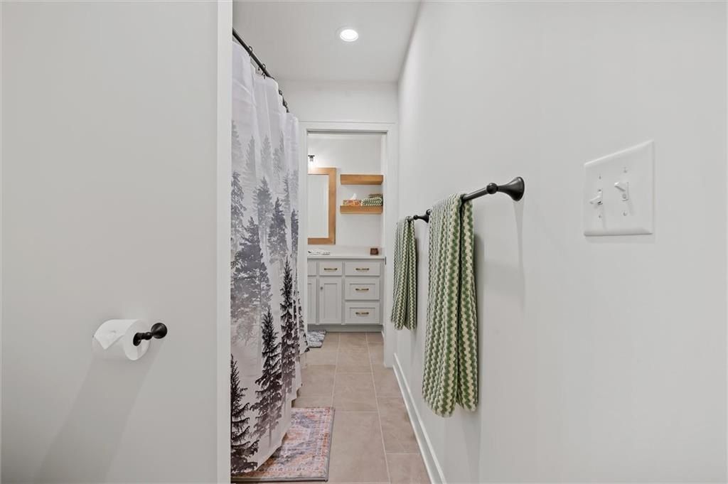 2705 Ne Wheatley Drive. Blue Springs, MO 64029