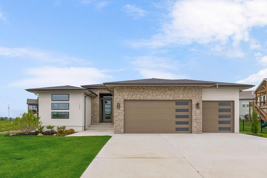 2146 Sw Tracker Lane. Lees Summit, MO 64082