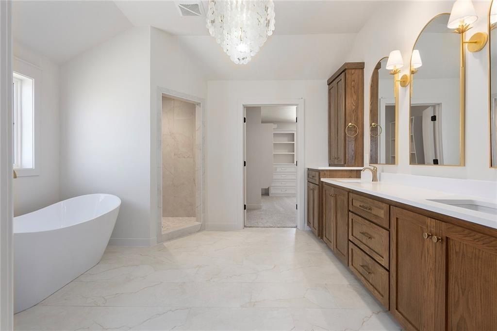 5518 Nw Thousand Oaks Drive. Parkville, MO 64152