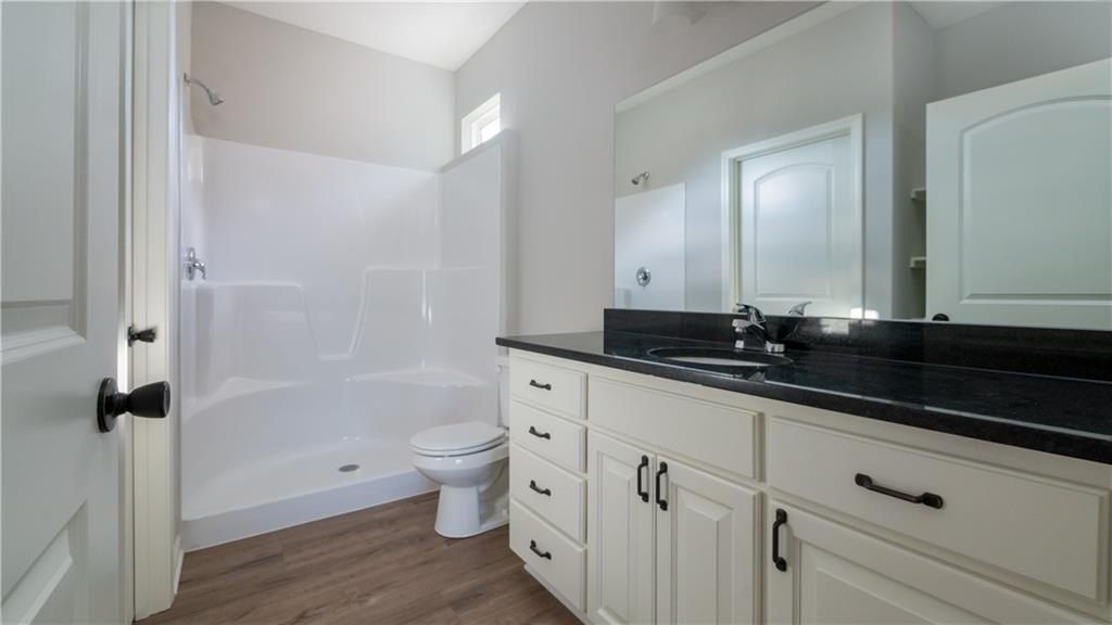 1307 Ne White Oaks Lane. Oak Grove, MO 64075