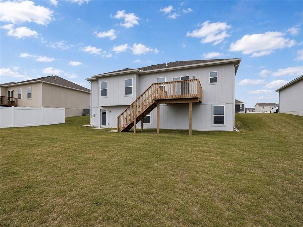 910 Sw Pintail Drive. Oak Grove, MO 64075