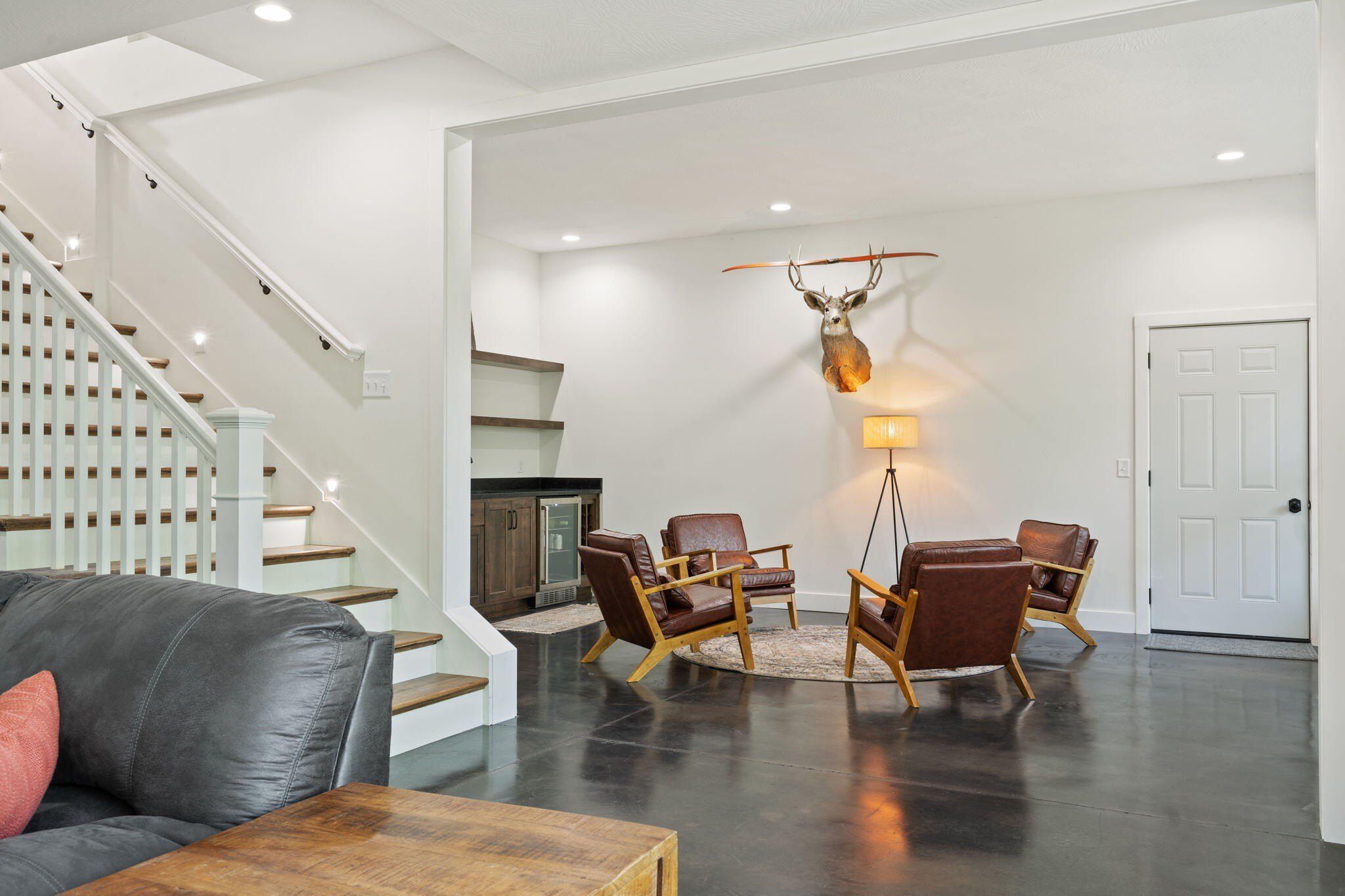 893 Hidden Springs Lane. Reeds Spring, MO 65737