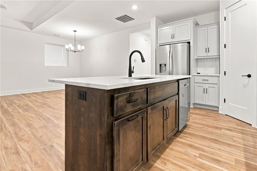 1705 Nw 105Th Terrace. Kansas City, MO 64155