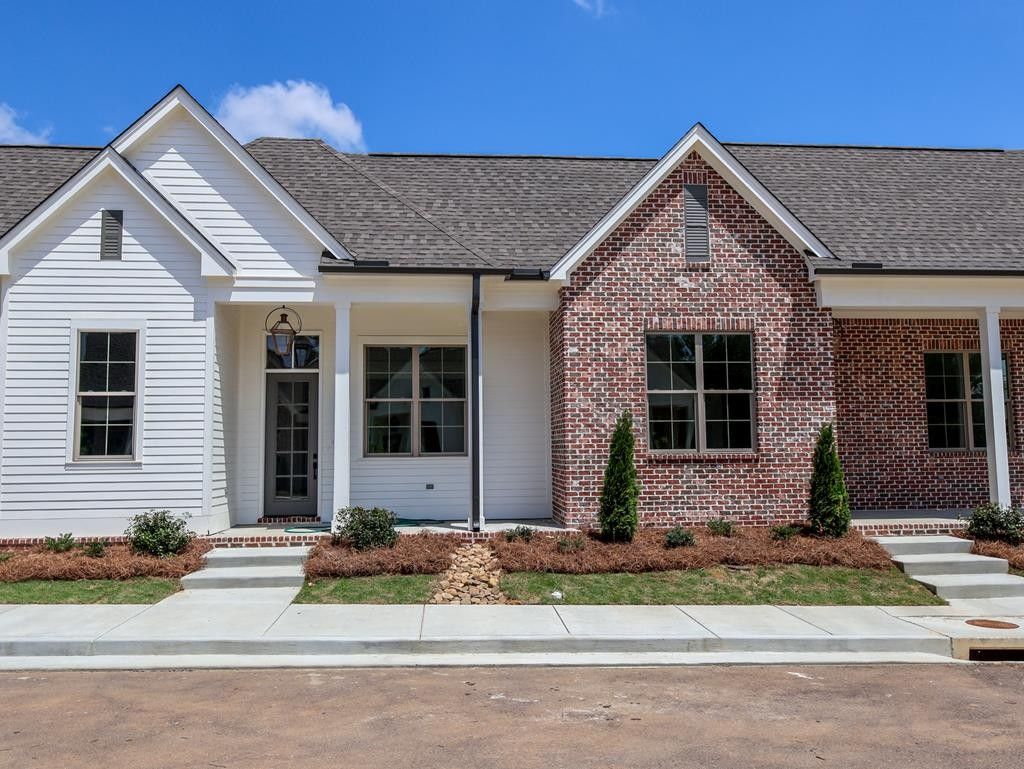 305 Cottage View. Oxford, MS 38655