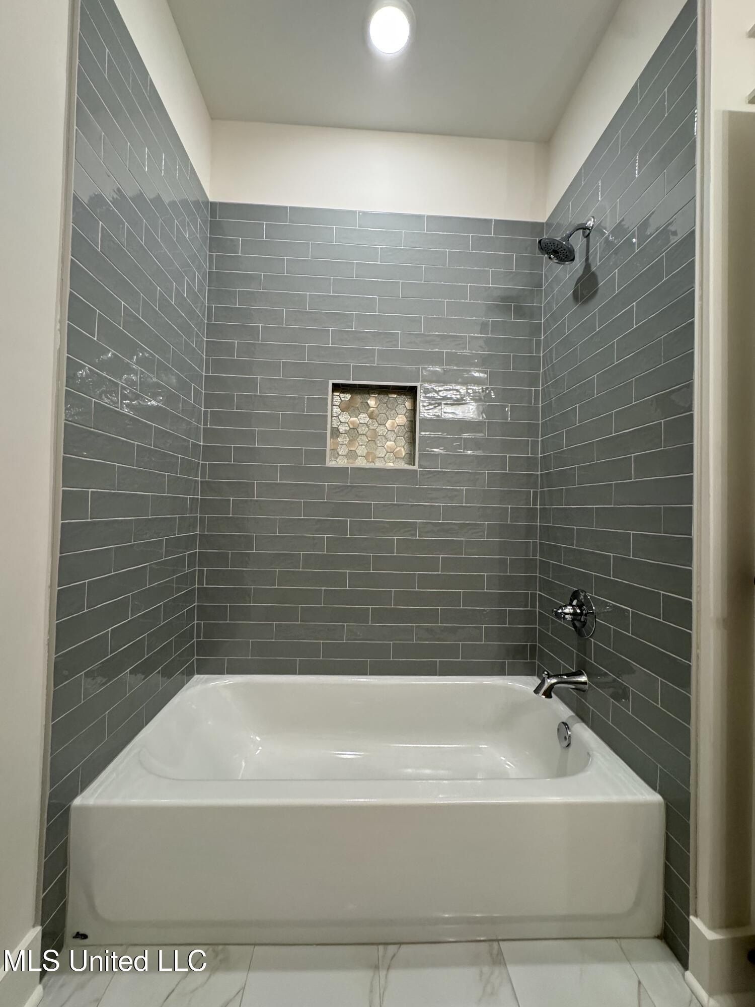 1762 Bakersfield Way. Nesbit, MS 38651