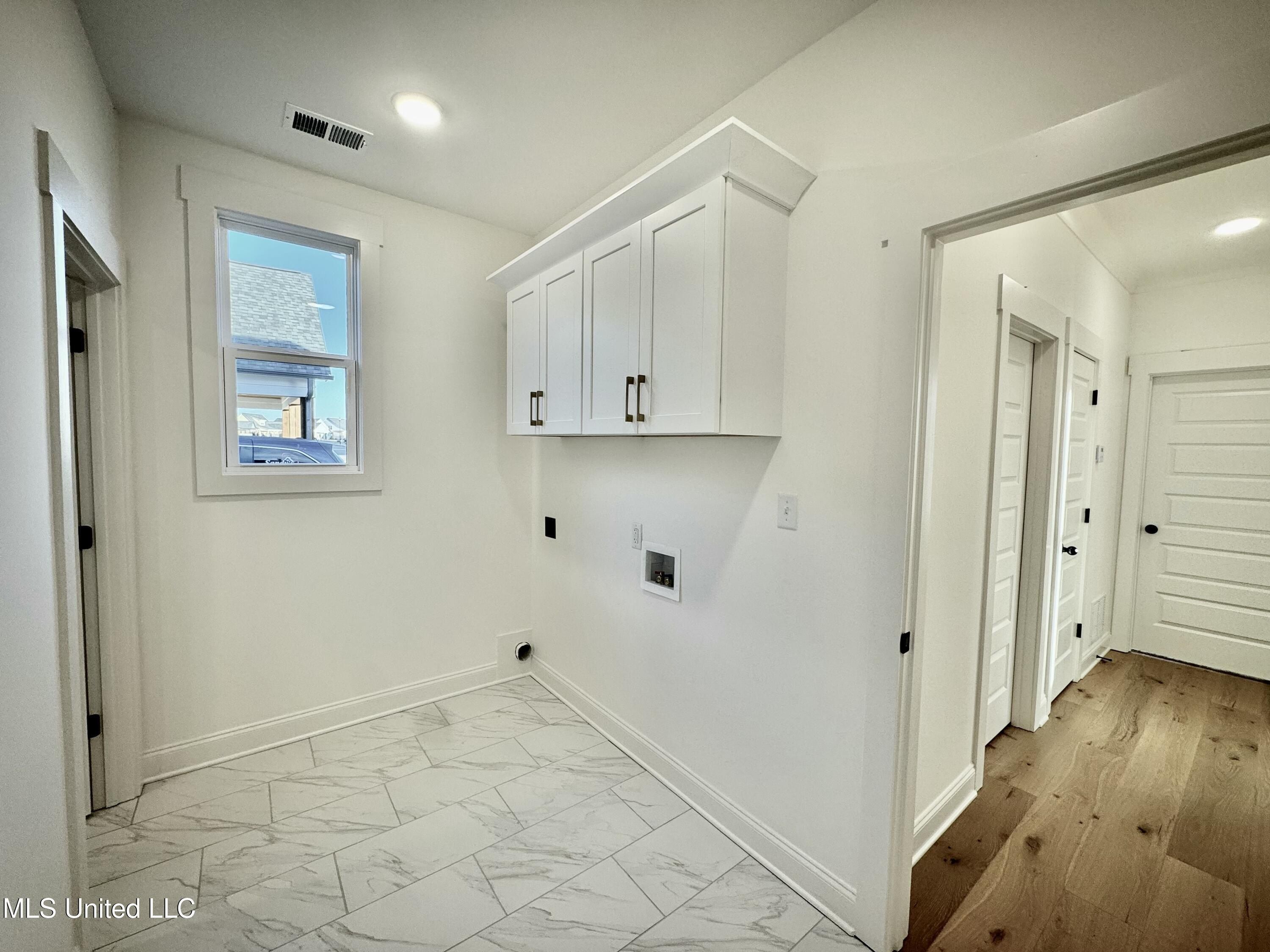 2532 Saint Charles Cove. Southaven, MS 38672