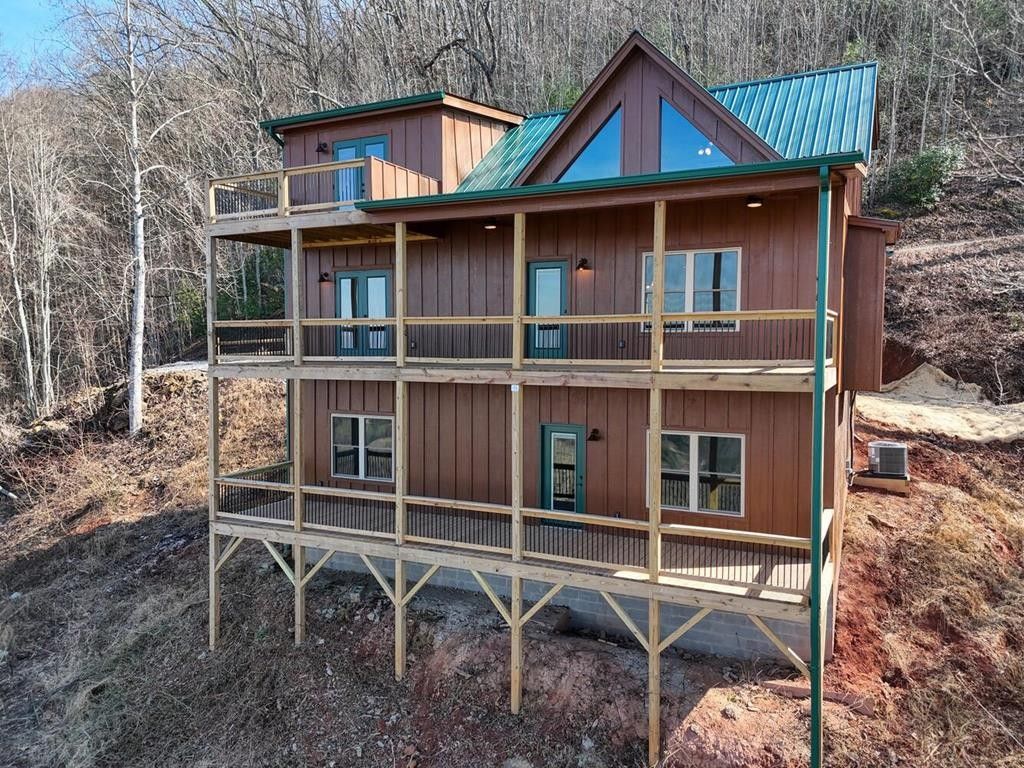 215 Brasstown Heights Ln. Brasstown, NC 28902