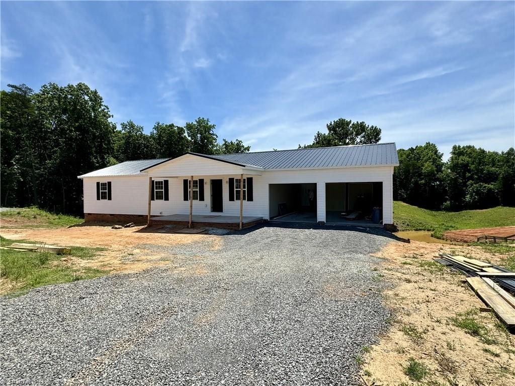 1116 Mahaney Lane. Yadkinville, NC 27055