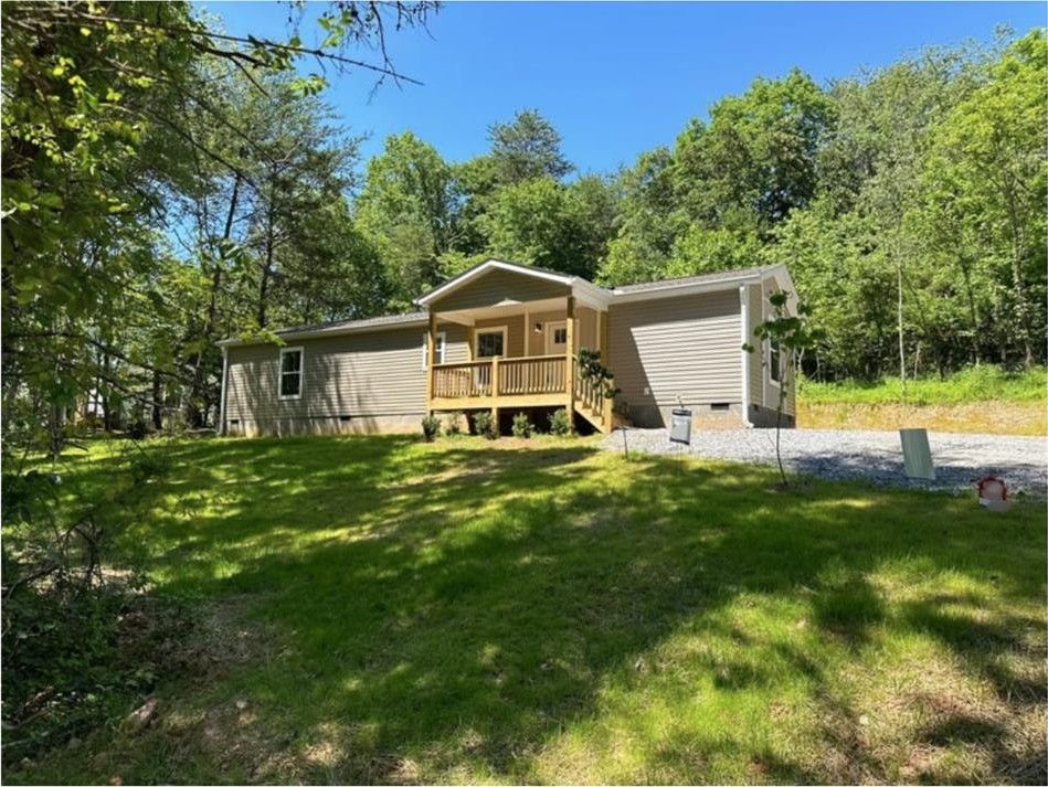 110 Loganberry Ln. Hayesville, NC 28904