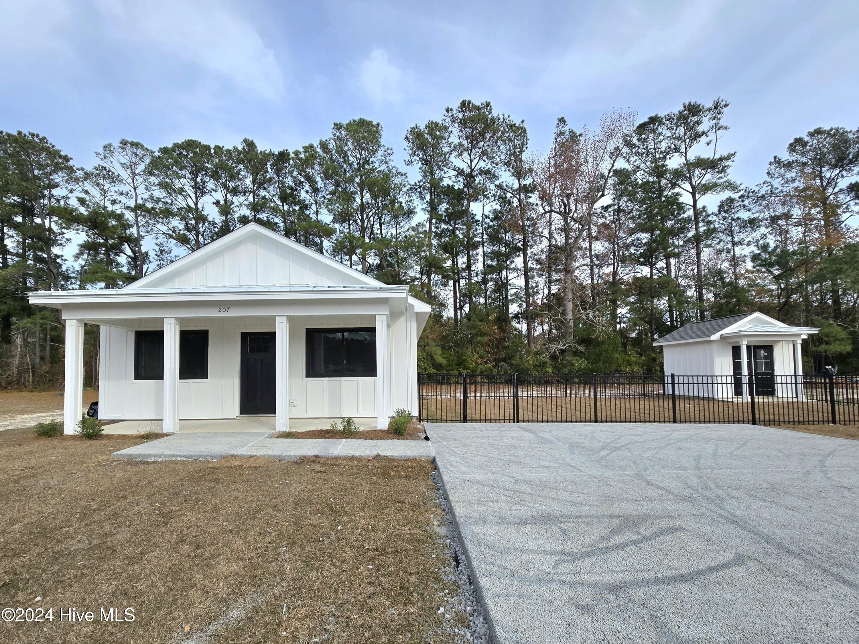 148 Long Pond Loop. Swansboro, NC 28584