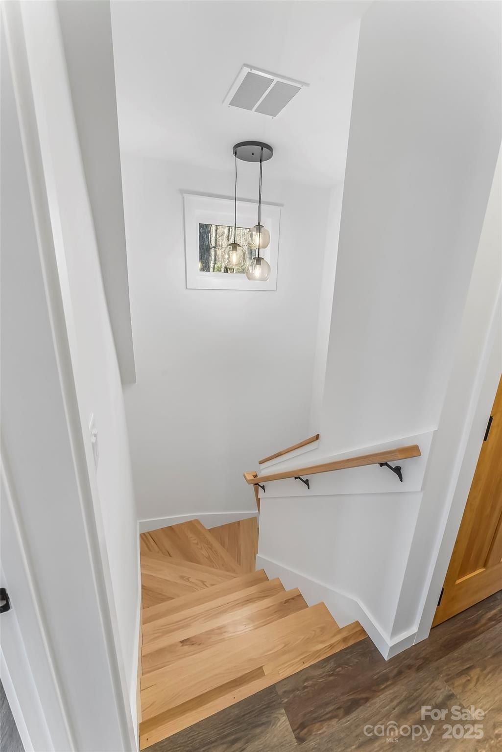 6260 Sunny Drive. Newland, NC 28657