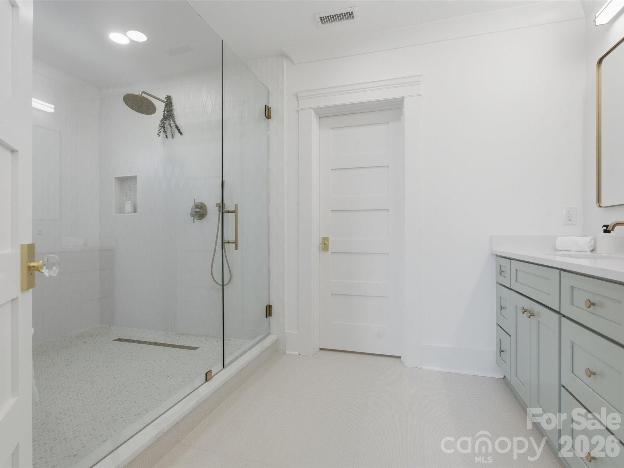 433 W Peterson Drive. Charlotte, NC 28217