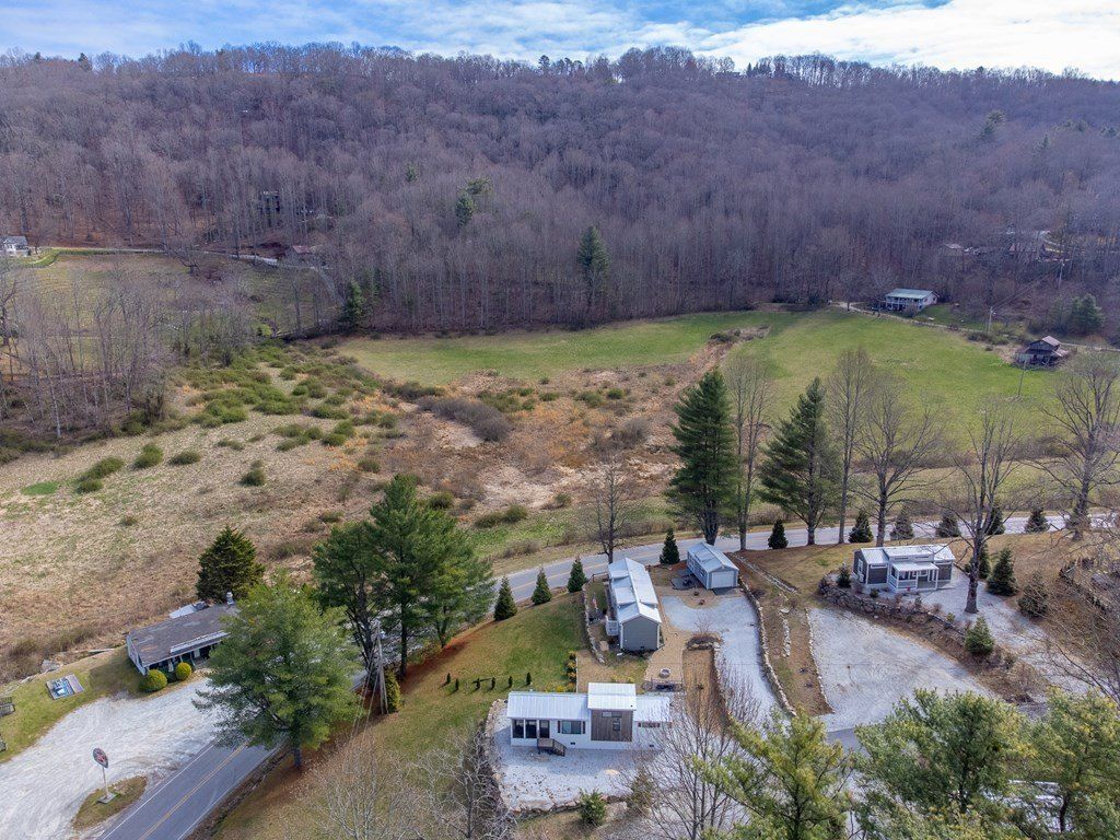 122 Mountain Breeze Ridge. Scaly Mountain, NC 28775
