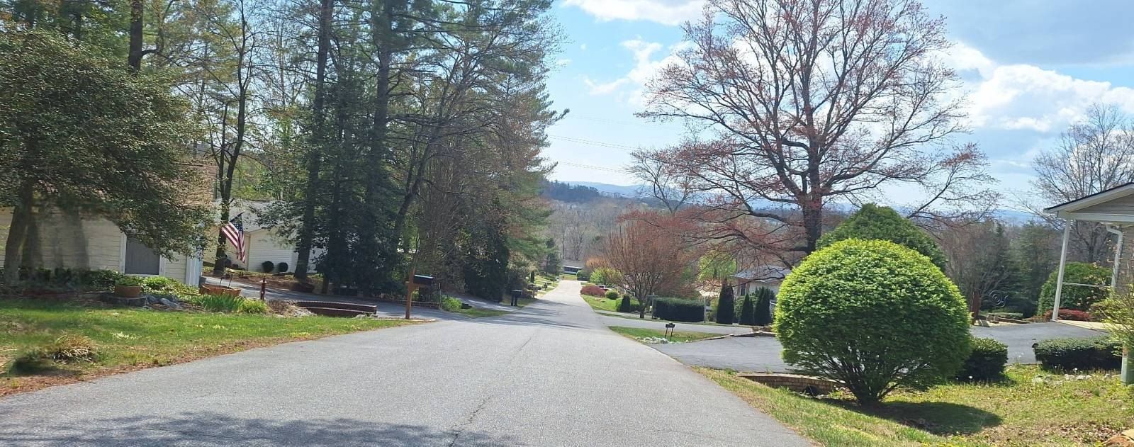 429 W Sunshine Circle. Hendersonville, NC 28792