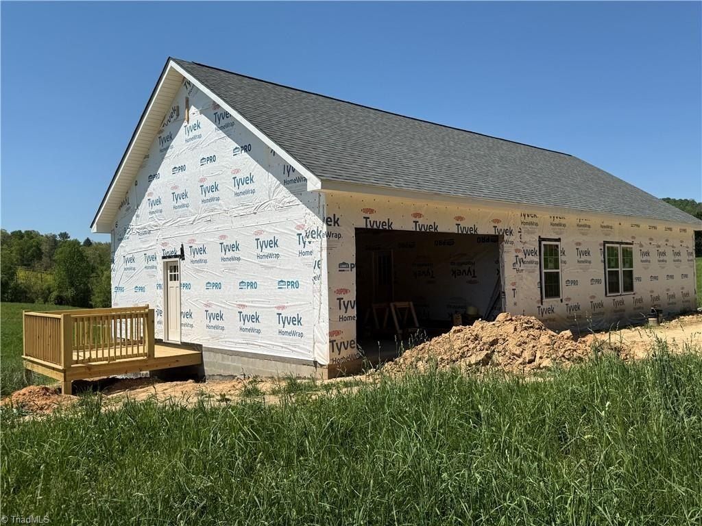 32 River Chase Drive. Traphill, NC 28685