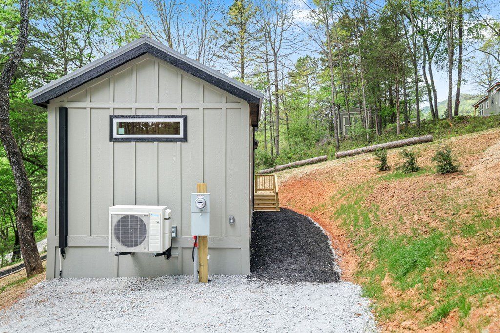106 Bear Pen Cove. Franklin, NC 28734