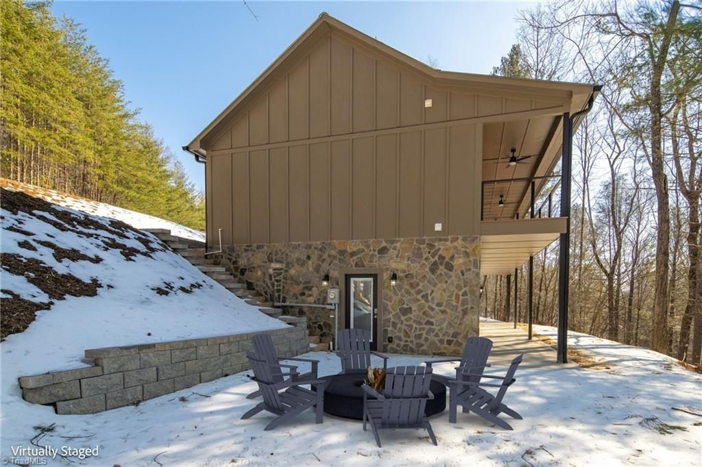 114 Woodpecker Road. Purlear, NC 28665