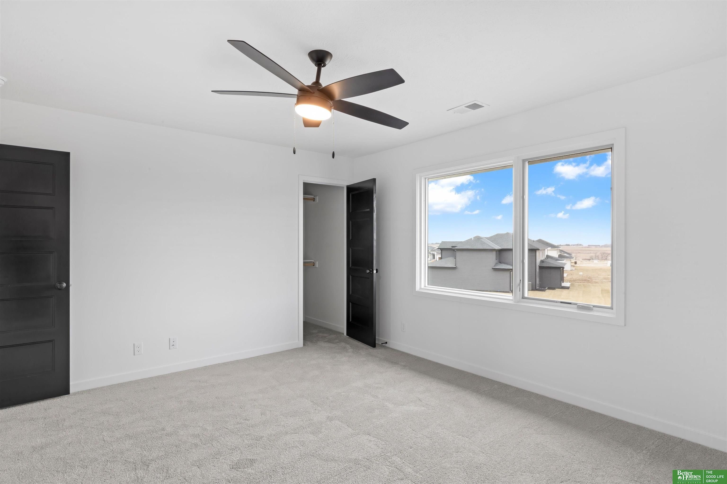 5831 N 214Th Avenue Circle. Elkhorn, NE 68022