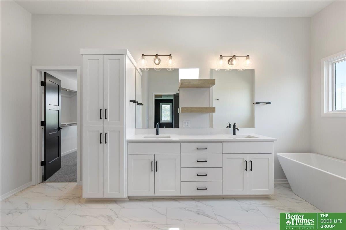 21343 Laurel Circle. Elkhorn, NE 68022